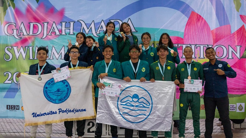 Syahreza Azhar Nasution (tengah depan) mencetak prestasi membanggakan menyumbang 3 medali emas, 1 perak dan 3 perunggu untuk Universitas Negeri Jakarta (UNJ) pada Gajah Mada Swimming Competition 2026. (Foto: Istimewa)