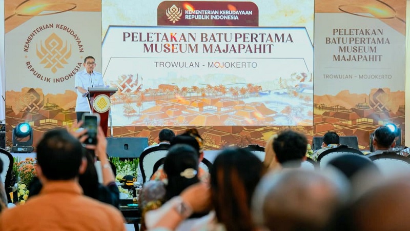 Menteri Kebudayaan (Menbud) RI, Fadli Zon memberikan sambutan dalam peresmian peletakan batu pertama Museum Majapahit di Kawasan Cagar Budaya Nasional (KCBN) Trowulan, Kabupaten Mojokerto, Jawa Timur, Minggu (13/9/2026). (Foto: Kemenbud)