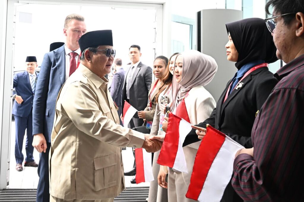 Sapaan Hangat Mahasiswa Indonesia Sambut Kedatangan Presiden Prabowo di Vladivostok